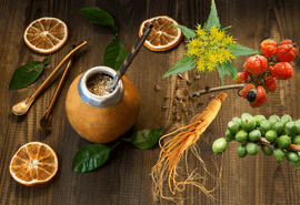 Mieszanka roślin energetyzujących leży na blacie stołu