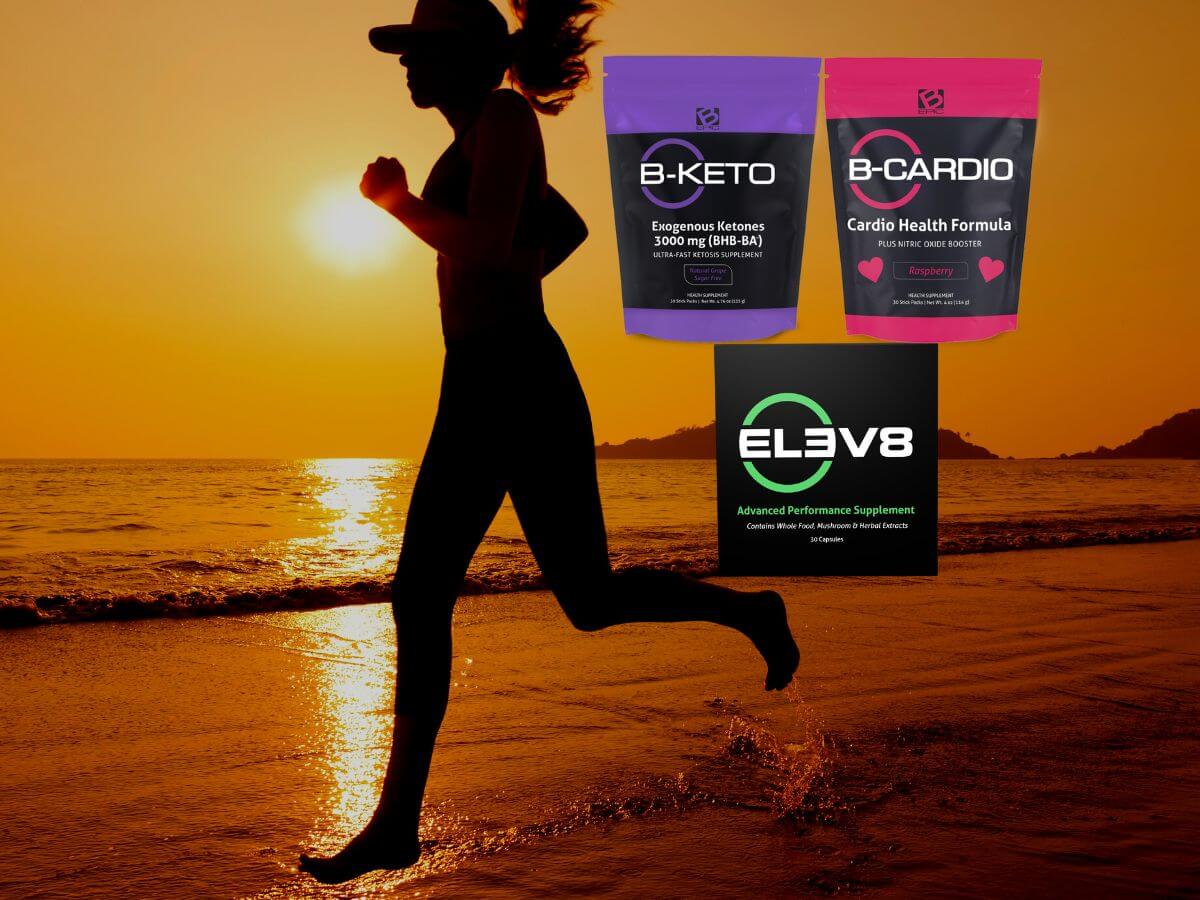 kobieta biegnie podczas zachodu słońca po plaży, a w tle widać produkty b-keto, b-cardio i elev8