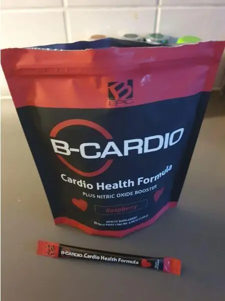 Otwarte opakowanie Bcardio, obok leży saszetka produktu