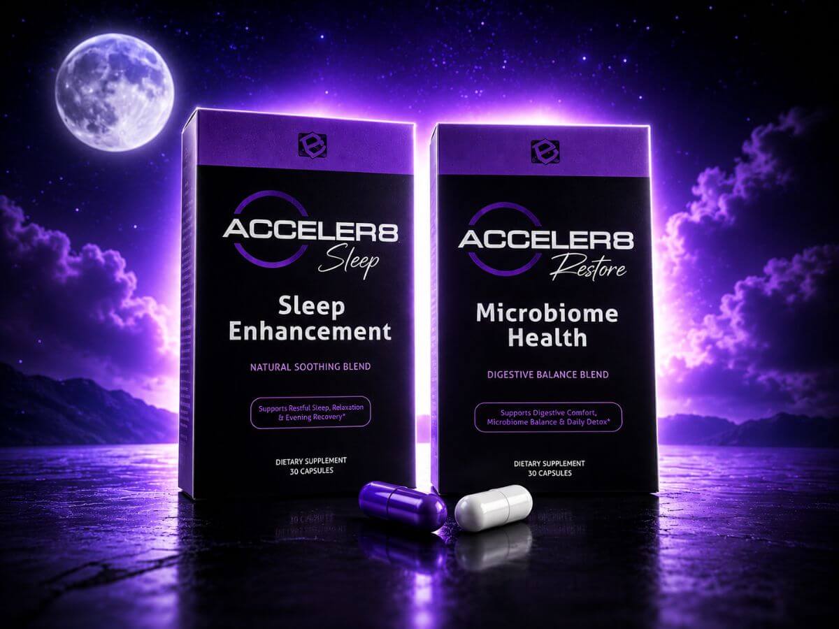 Opakowania B-Epic Acceler8 Sleep i Acceler8 Restore z białą i fioletową kapsułką na tle nocnego nieba